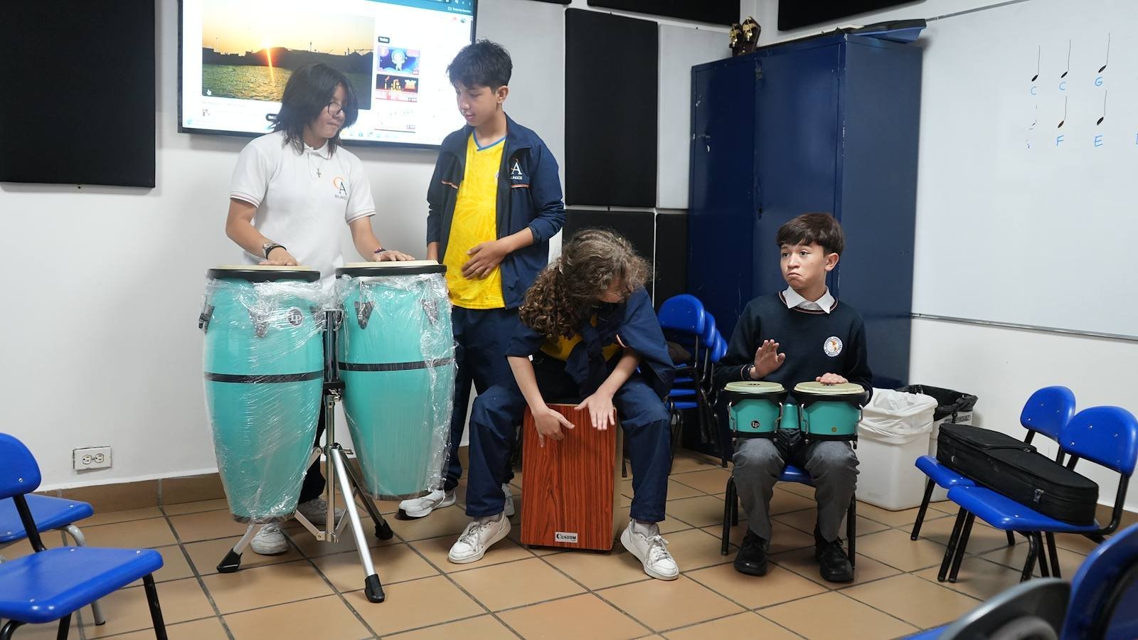Estudiantes en la escuela de música – Colegio Americano de Bogotá Bilingüe