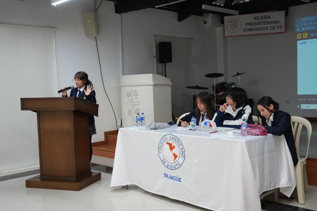 Estudiantes en la especialidad de Debate – Colegio Americano de Bogotá Bilingüe