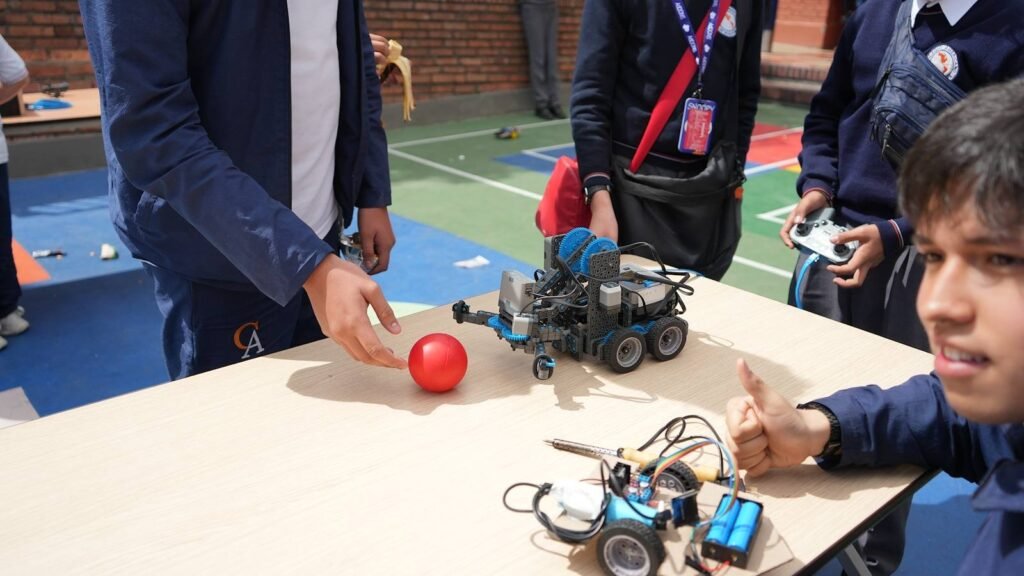 Estudiantes de Secundaria en la especialidad de Robótica – Colegio Americano de Bogotá Bilingüe